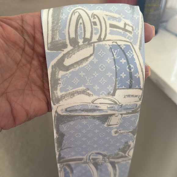 AUTHENTIC Louis Vuitton Bandeau Twilly silk scarf- Trunks BL. Ciel. Item M70456 - Picture 12 of 16